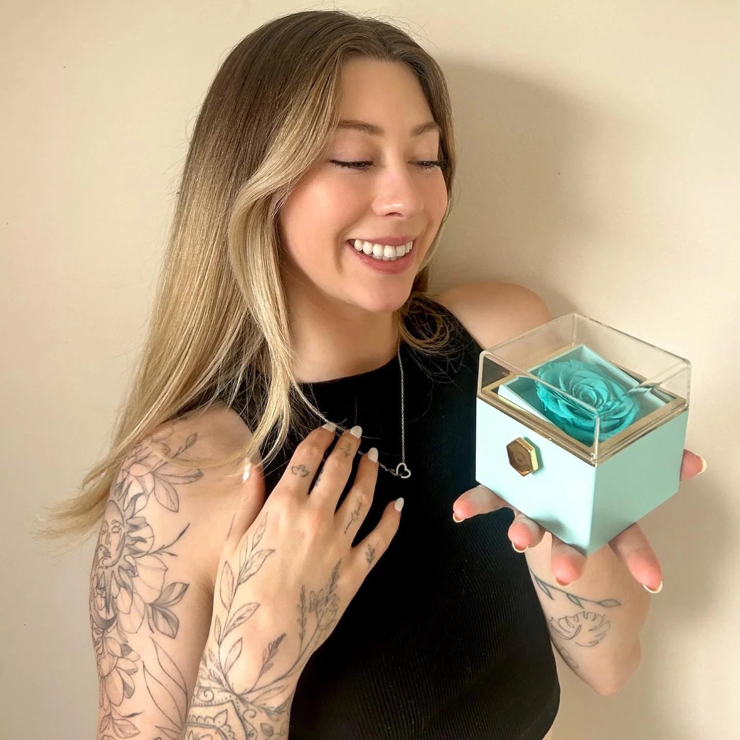 Colar com Nome Personalizado em Caixa com Rosa – Presente Feminino, colar prata, colar de coração, colar com nomes, colar com rosa, colar para presente, presente romântico, presente dia dos namorados - lojamillani