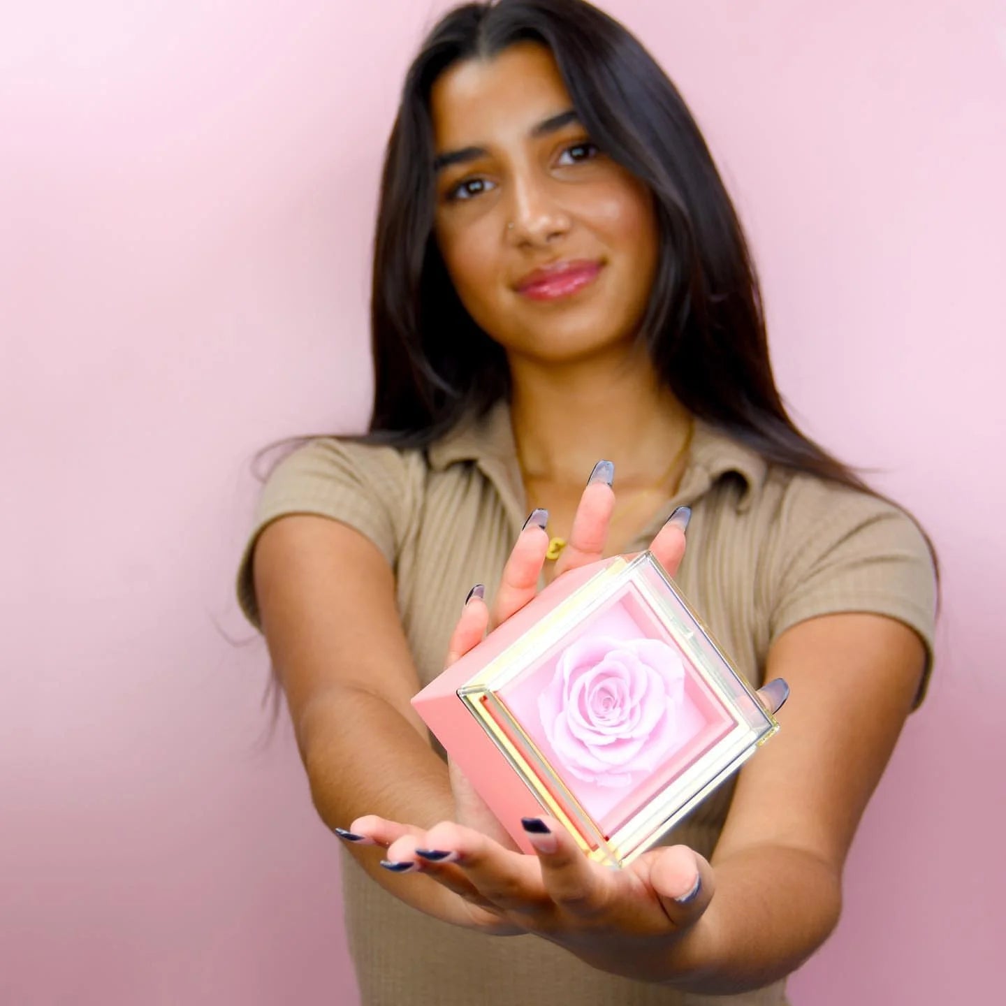 Colar com Nome Personalizado em Caixa com Rosa – Presente Feminino, colar feminino, colar de coração, colar com nomes, colar com rosa, colar para presente, presente romântico, presente dia dos namorados - lojamillani