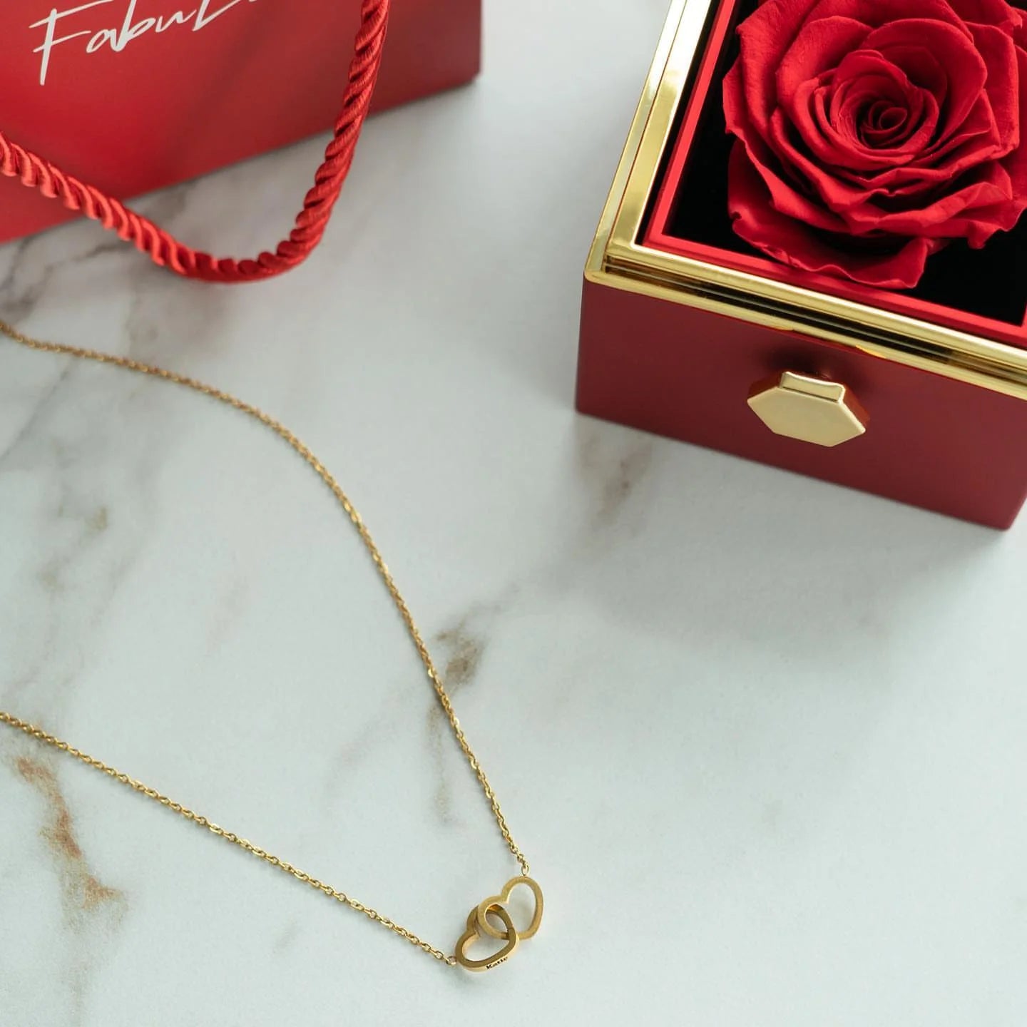 Colar com Nome Personalizado em Caixa com Rosa – Presente Feminino, colar dourado, colar de coração, colar com nomes, colar com rosa, colar para presente, presente romântico, presente dia dos namorados - lojamillani
