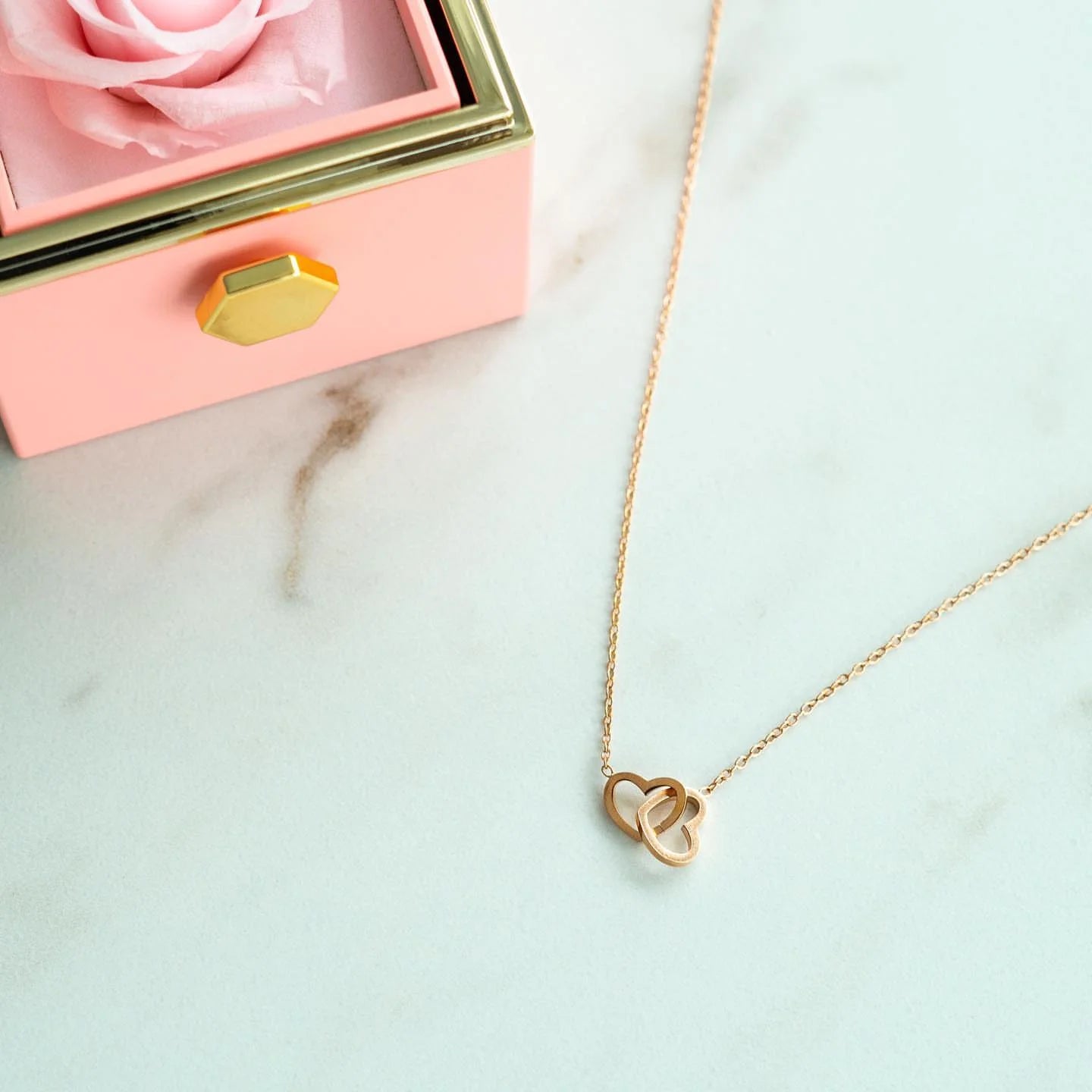 Colar com Nome Personalizado em Caixa com Rosa – Presente Feminino, colar dourado, colar de coração, colar com nomes, colar com rosa, colar para presente, presente romântico, presente dia dos namorados - lojamillani