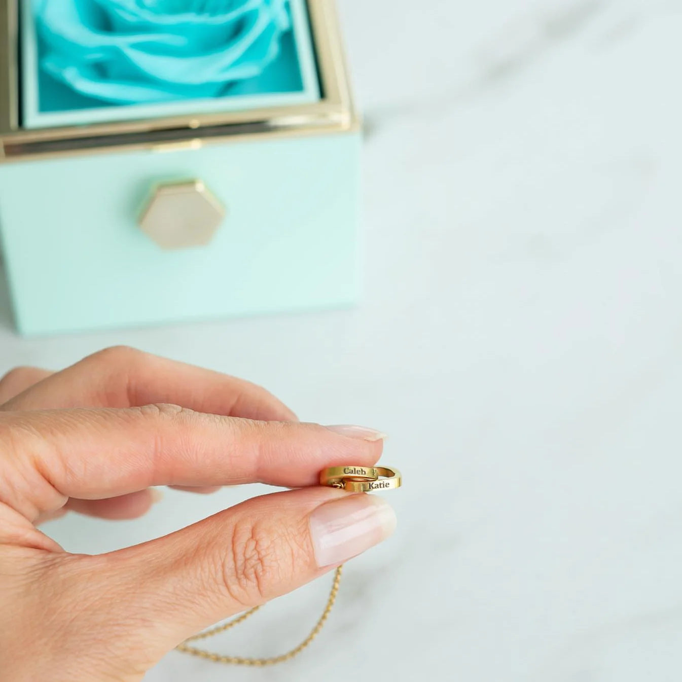 Colar com Nome Personalizado em Caixa com Rosa – Presente Feminino, colar dourado, colar de coração, colar com nomes, colar com rosa, colar para presente, presente romântico, presente dia dos namorados - lojamillani