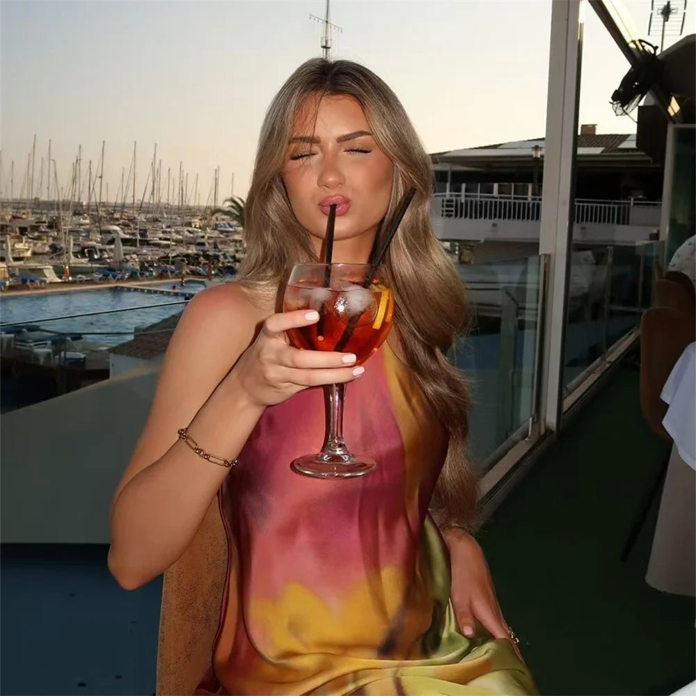 Vestido Feminino Vibrante com Alças Cruzadas Tropicália, vestido decote triangular, vestido com alças cruzadas, vestido boho, vestido de alças finas, vestido de verão - lojamillani