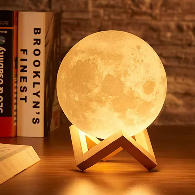 Luminária lua com textura realista acesa entre livros