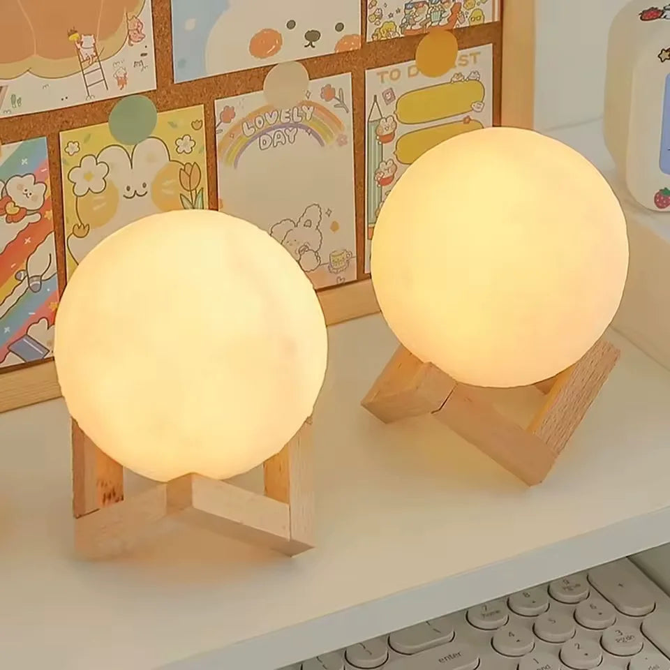 Duas luminária lua decorativas acesas com fundo colorido e estilo romântico