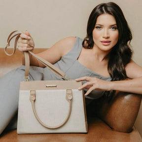 Bolsa Tote Grande Feminina Santorini, bolsa nude e creme, bolsa grande, bolsa tote, bolsa shopper, bolsa com tassel, bolsa elegante, bolsa com alça regulável - lojamillani