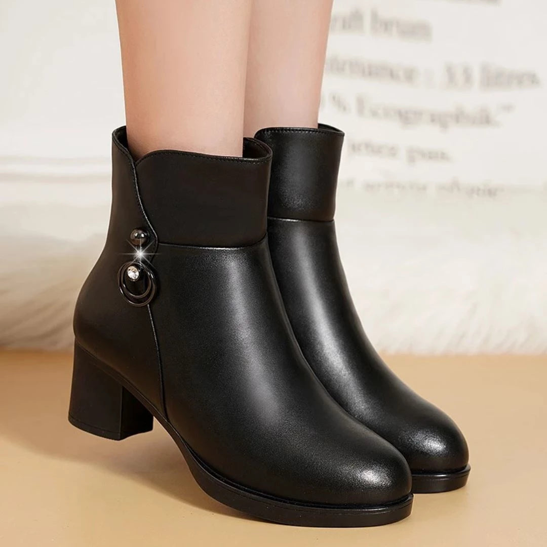 Bota Feminina de Couro Preta Peluciada Bella Comfort, Bota Preta, Bota Peluciada, Bota de Inverno, Bota Feminina com Salto, Bota Feminina com Zíper - lojamillani