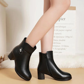 Bota Feminina de Couro Preta Peluciada Bella Comfort, Bota Preta, Bota Peluciada, Bota de Inverno, Bota Feminina com Salto, Bota Feminina com Zíper - lojamillani