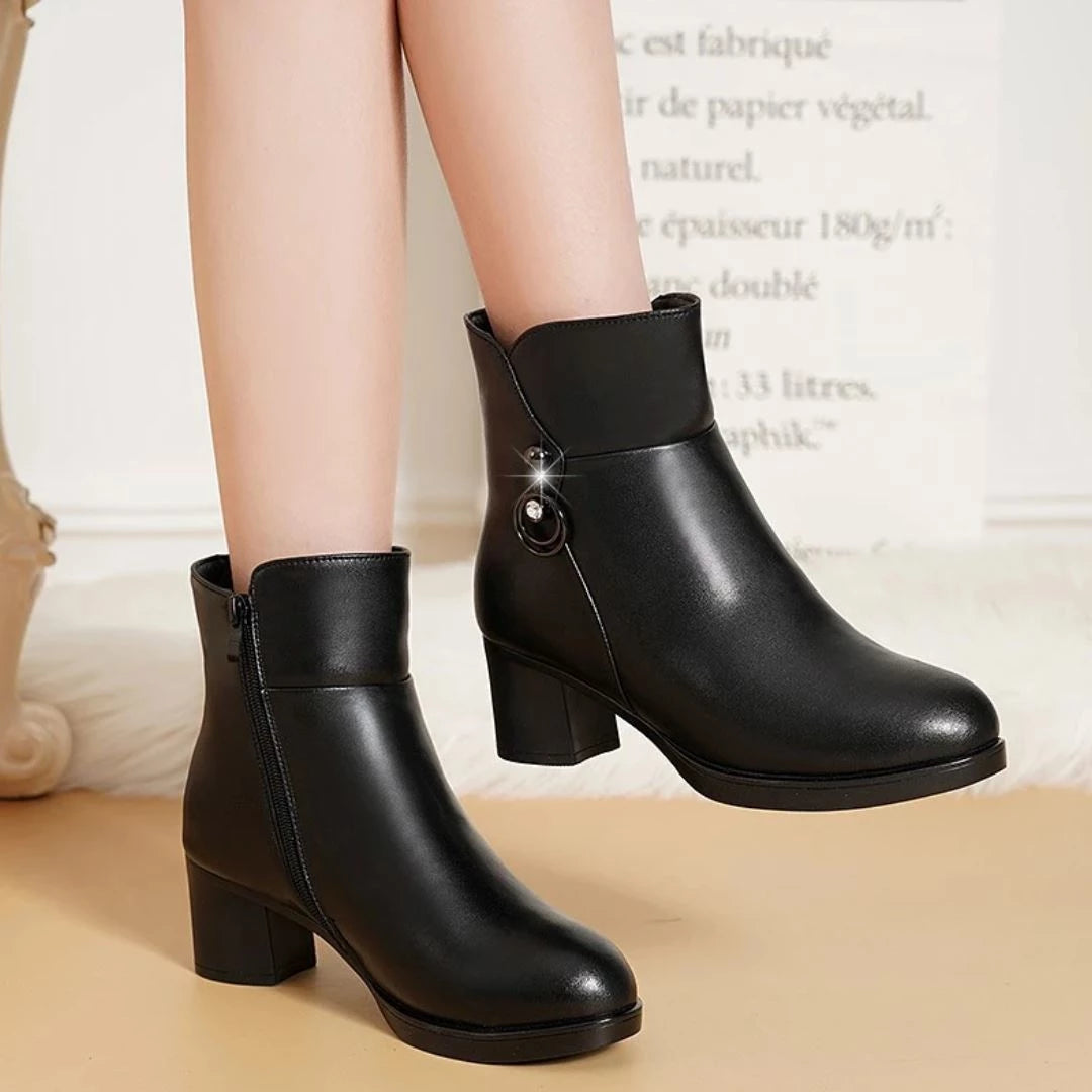 Bota Feminina de Couro Preta Peluciada Bella Comfort, Bota Preta, Bota Peluciada, Bota de Inverno, Bota Feminina com Salto, Bota Feminina com Zíper - lojamillani