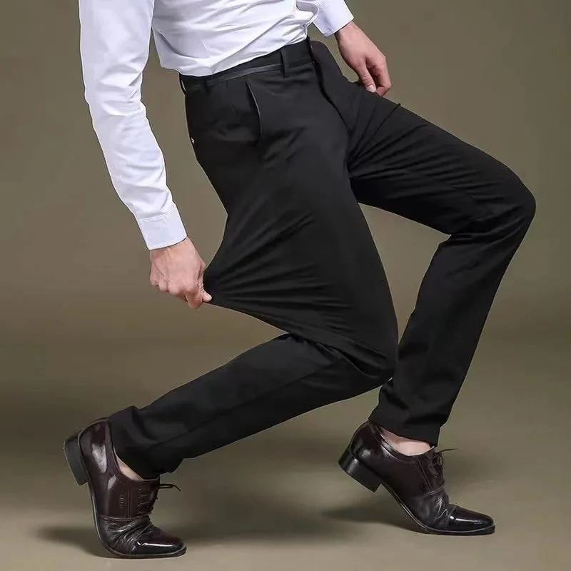 Homem usando calça social preta, calça social flexivel, calça social que estica, calça social que não molha, Calça Social Masculina Preta Skinny EliteVôgue - lojamillani