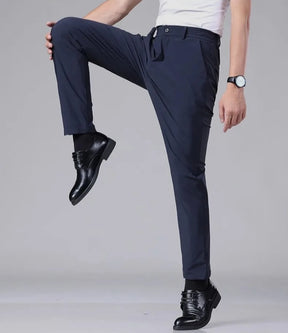 Homem usando calça social Azul, calça social flexivel, calça social que estica, calça social que não molha, Calça Social Masculina Azul Skinny EliteVôgue - lojamillani