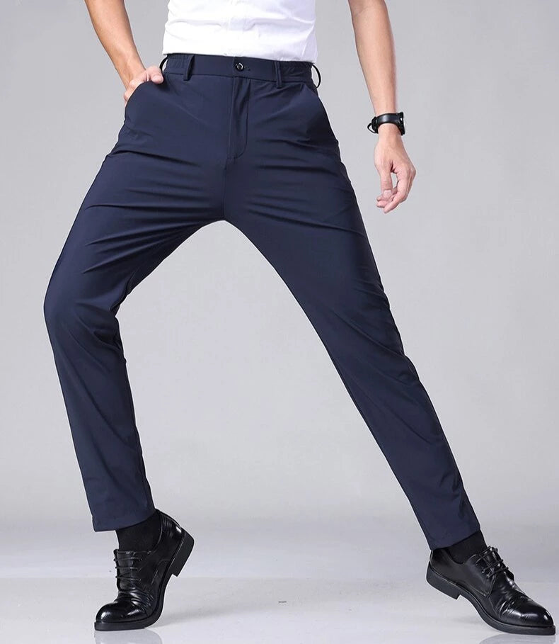 Homem usando calça social Azul, calça social flexivel, calça social que estica, calça social que não molha, Calça Social Masculina Azul Skinny EliteVôgue - lojamillani