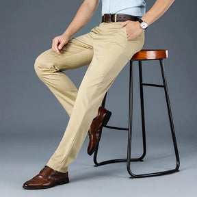 Homem usando calça social bege, calça social flexivel, calça social que estica, calça social que não molha, Calça Social Masculina bege Skinny EliteVôgue - lojamillani