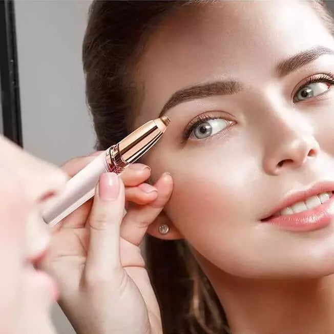 Mulher depilando sobrancelha, Depilador de Sobrancelha, Fazer sobrancelha em casa, Caneta Depiladora de Sobrancelha e Pelos Faciais Elétrica FineLine - lojamillani