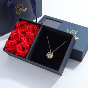 Colar Feminino Trevo Magnético 2 em 1 e Caixa Especial com 6 Rosas, Colar Prata, Colar Trevo 2em1, Colar Trevo com Rosas, Colar Coração 2 em 1, Colar com Rosas, Colar Feminino Para Presente - lojamillani