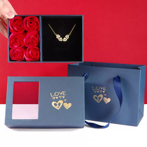 Colar Feminino Trevo Magnético 2 em 1 e Caixa Especial com 6 Rosas, Colar Dourado, Colar Trevo 2em1, Colar Trevo com Rosas, Colar Coração 2 em 1, Colar com Rosas, Colar Feminino Para Presente - lojamillani