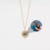 Colar Feminino de Girassol Personalizado com Foto, colar dourado, colar girassol, colar pingente girassol, colar de girassol com foto, colar com foto, colar personalizado com foto - lojamillani