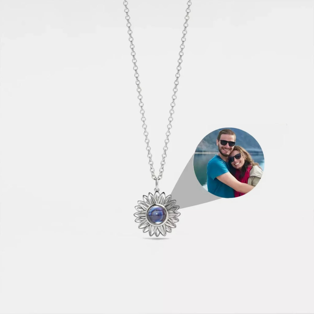 Colar Feminino de Girassol Personalizado com Foto, colar prata, colar girassol, colar pingente girassol, colar de girassol com foto, colar com foto, colar personalizado com foto - lojamillani
