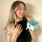 Colar com Nome Personalizado em Caixa com Rosa – Presente Feminino, colar prata, colar de coração, colar com nomes, colar com rosa, colar para presente, presente romântico, presente dia dos namorados - lojamillani