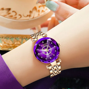 Relógio Feminino Roxo Redondo Crystal Luxe, Relógio Dourado, Relógio Roxo, Relógio Redondo, Relógio em Forma de Cristal, Relógio Geométrico - lojamillani