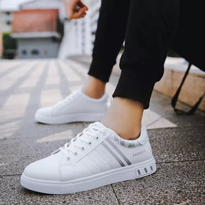 Tênis Casual Masculino Cano Baixo Bucky, Tênis Casual Branco, Tênis Casual Baixo, Tênis de Skatista, Tênis Estilo Skatista, Tênis com Listras, Tênis Cano Baixo, Tênis Branco - lojamillani