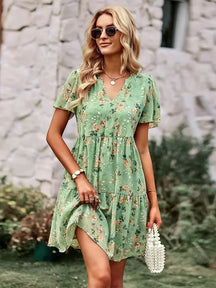 Vestido Feminino Curto Florido Natasha, Vestido Verde Florido, Vestido Florido, Vestido Curto Florido, Vestido com Estampa de Flores, Vestido Curto com Manga - lojamillani