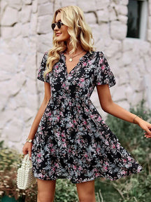 Vestido Feminino Curto Florido Natasha, Vestido Preto Florido, Vestido Florido, Vestido Curto Florido, Vestido com Estampa de Flores, Vestido Curto com Manga - lojamillani