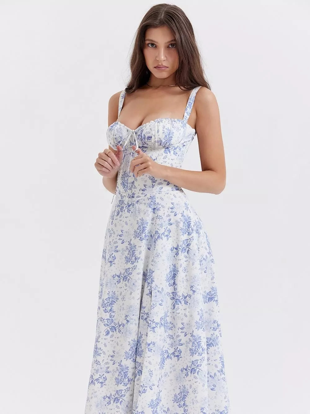 Vestido Feminino Midi Verão Europeu com Fenda Lateral, Vestido Branco, Vestido Verão Europeu, Vestido Midi, Vestido Florido, Vestido Famoso, Vestido com Fenda, Vestido de Alcinha, Vestido em Alta - lojamillani