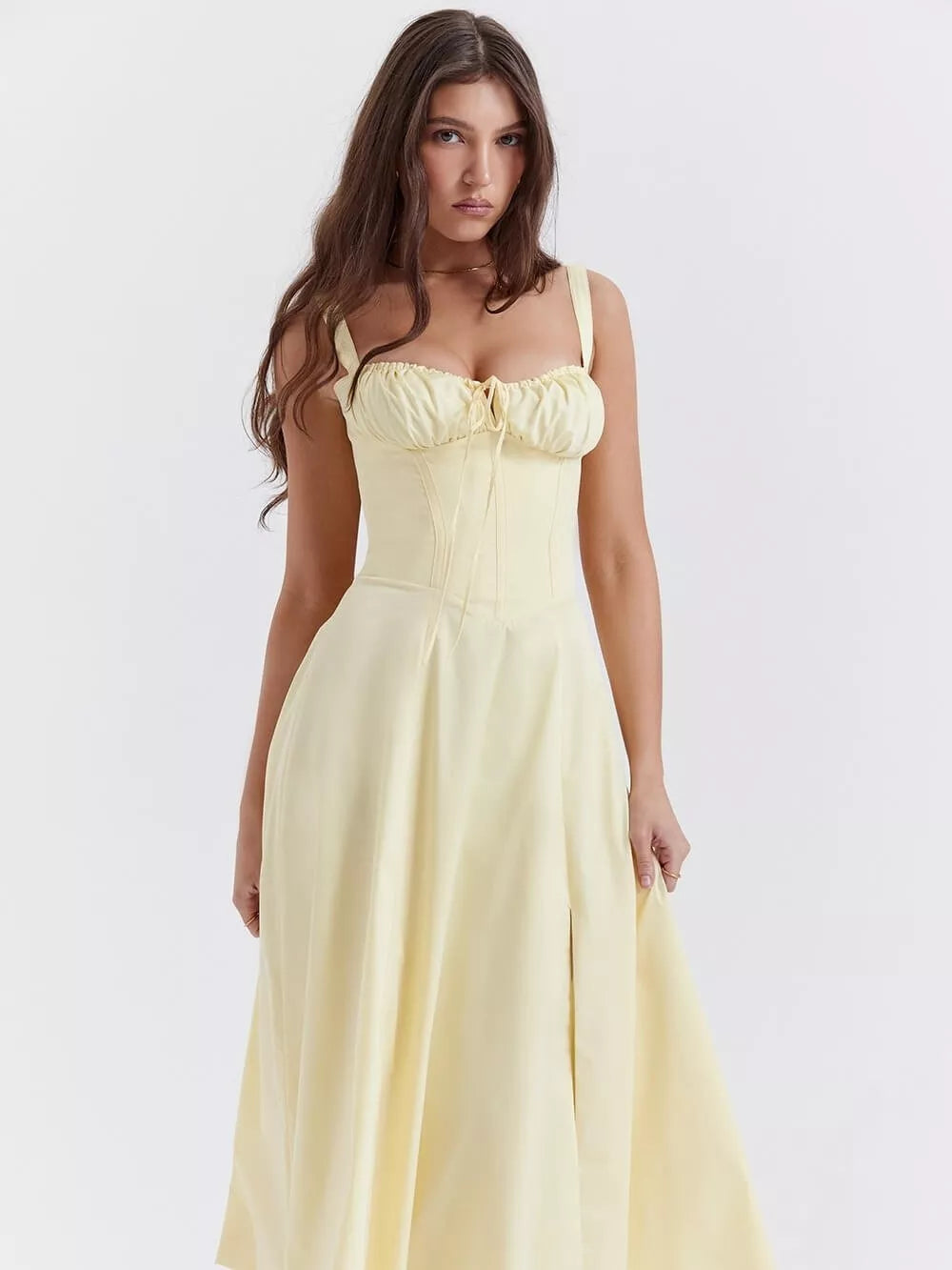 Vestido Feminino Midi Verão Europeu com Fenda Lateral, Vestido Amarelo, Vestido Verão Europeu, Vestido Midi, Vestido Florido, Vestido Famoso, Vestido com Fenda, Vestido de Alcinha, Vestido em Alta - lojamillani