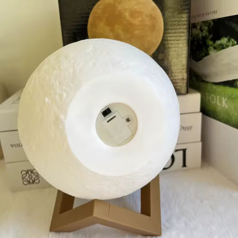 Vista inferior da luminária lua LED com entrada para bateria