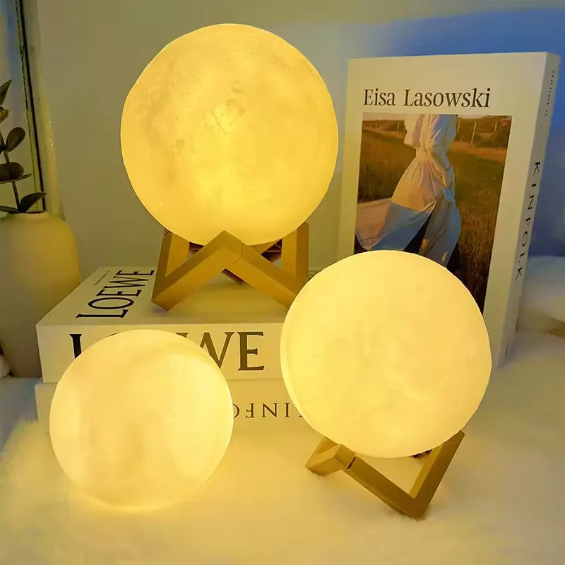 Três luminárias lua LED em tons quente e frio com base de madeira