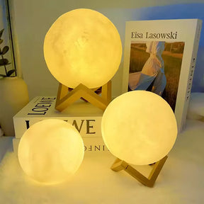 Três luminárias lua LED em tons quente e frio com base de madeira