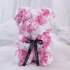 Ursinho de rosas rosa claro com branco envolto em panos brancos