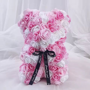 Ursinho de rosas rosa claro com branco envolto em panos brancos